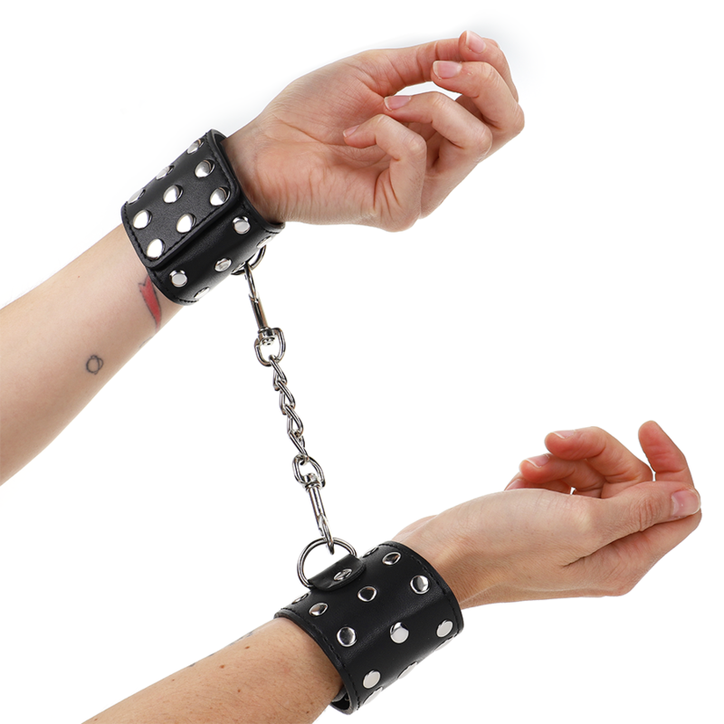 KINK – WRIST RESTRAINTS WITH SNAP FASTEN FULL OF RIVETS BLACK ADJUSTABLE 19-24 CM X 5.5 CM