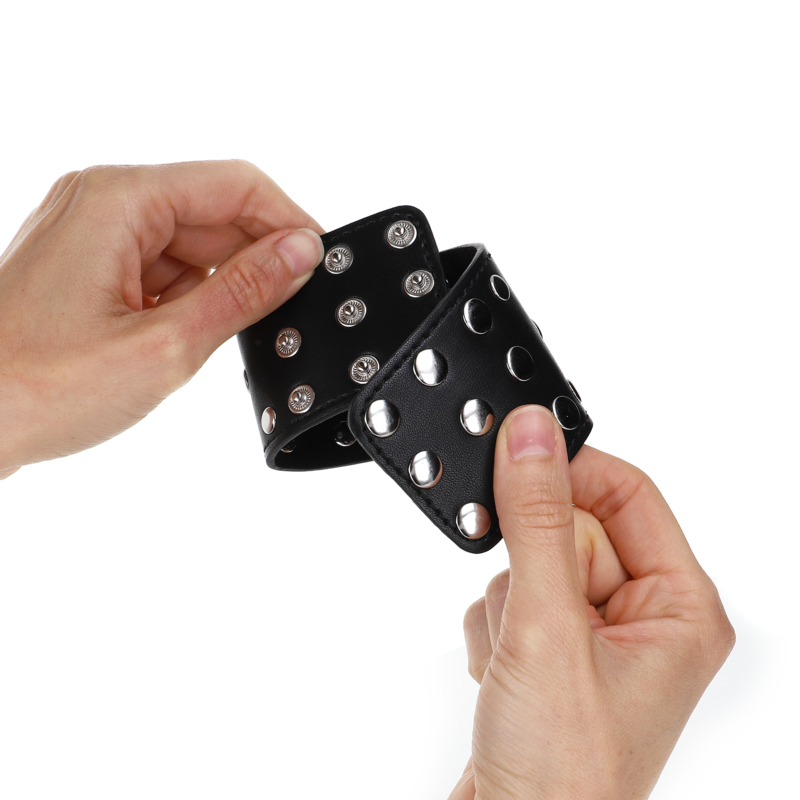 KINK – WRIST RESTRAINTS WITH SNAP FASTEN FULL OF RIVETS BLACK ADJUSTABLE 19-24 CM X 5.5 CM