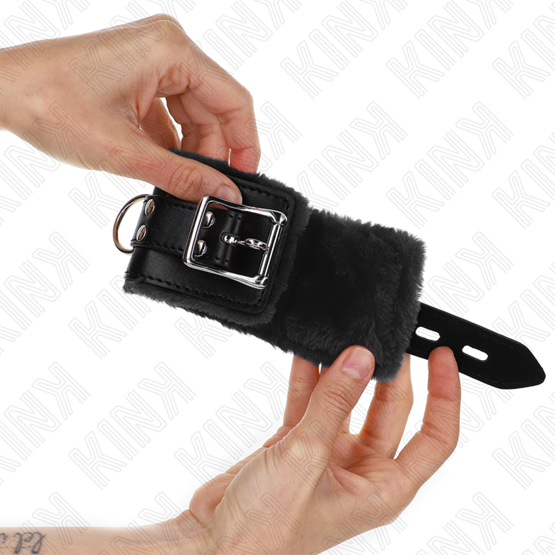 KINK – FUR LINED WRIST RESTRAINTS BLACK WITH BLACK BELT ADJUSTABLE 17-29 CM X 6 CM