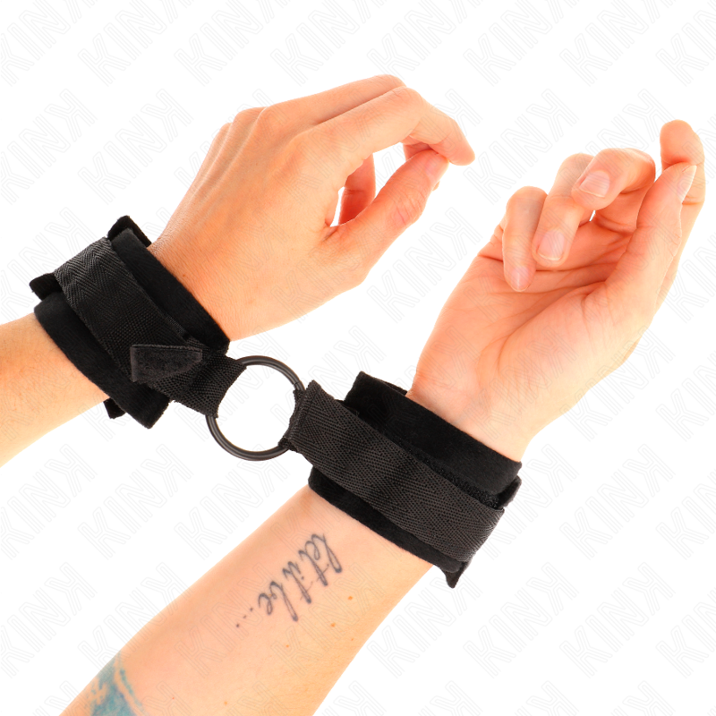 KINK - BEGINNER FUR HAND CUFFS 25 CM WITH O-RING 4 CM BLACK ADJUSTABLE 15-25 CM - Image 4